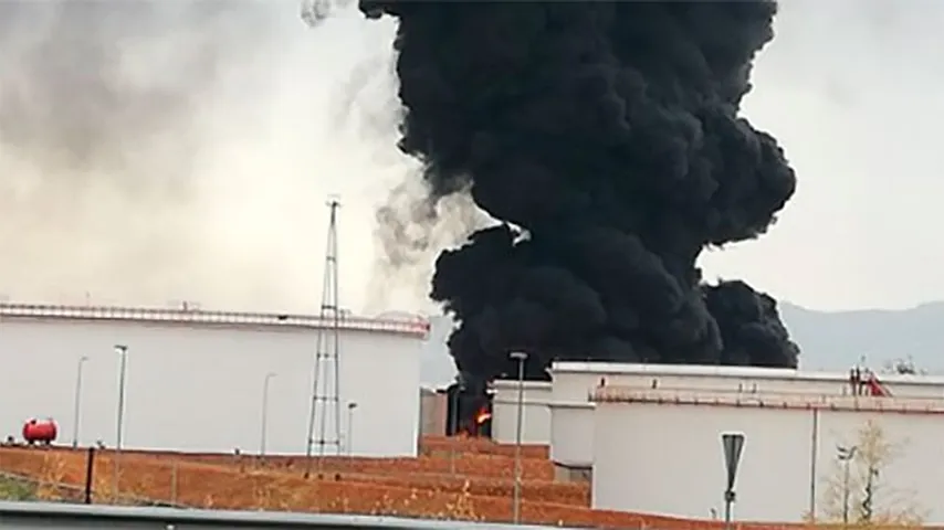 Un rayo provocó un incendio en un tanque de gasóil. (Foto: Policía Puertollano/@PuertoLocal092)