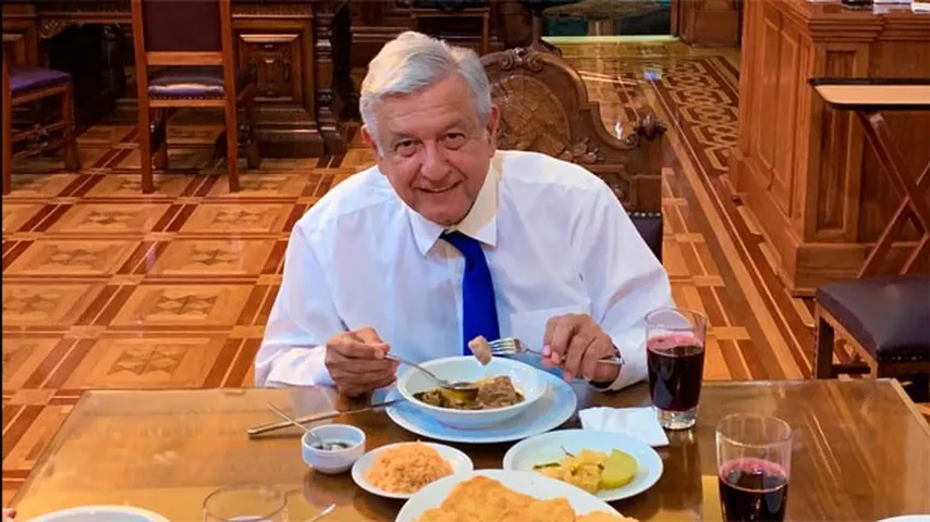 AMLO, disfrutando en su oficina presidencial de un suculento puchero tabasqueño. (Foto: FB)